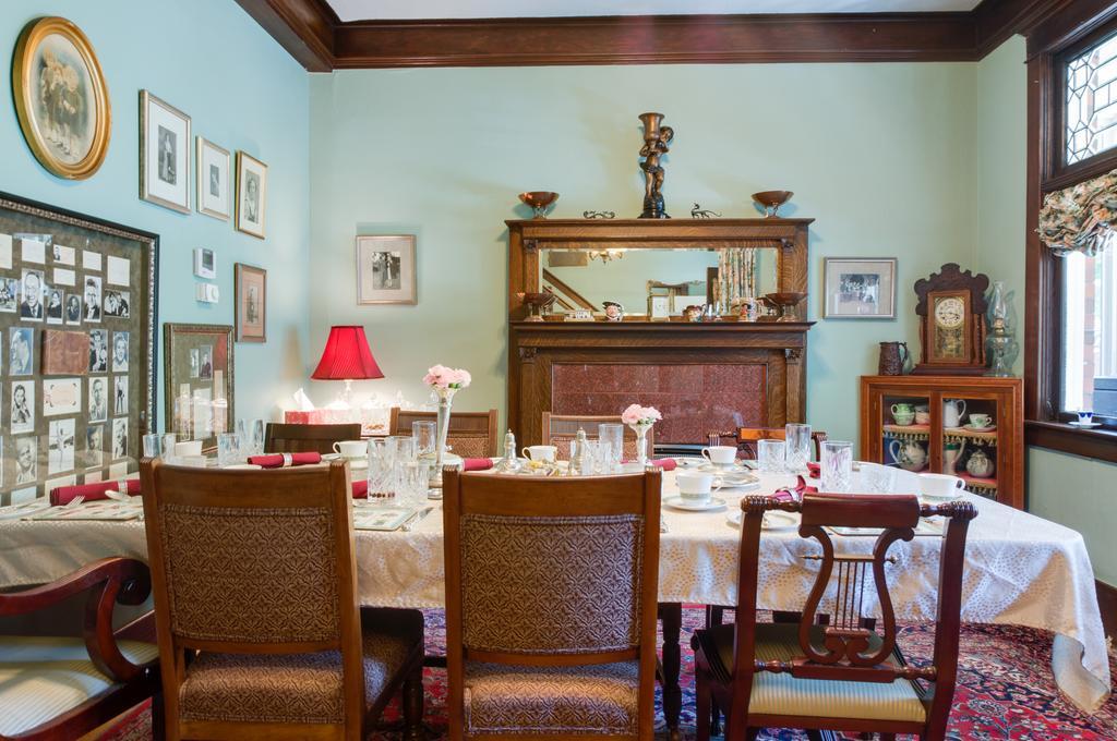 Calgary Westways Guest House Bagian luar foto