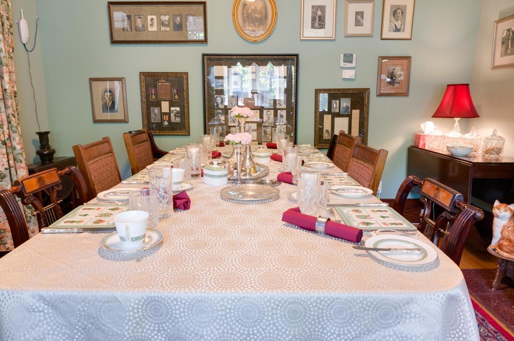 Calgary Westways Guest House Bagian luar foto