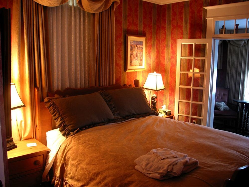 Calgary Westways Guest House Bagian luar foto