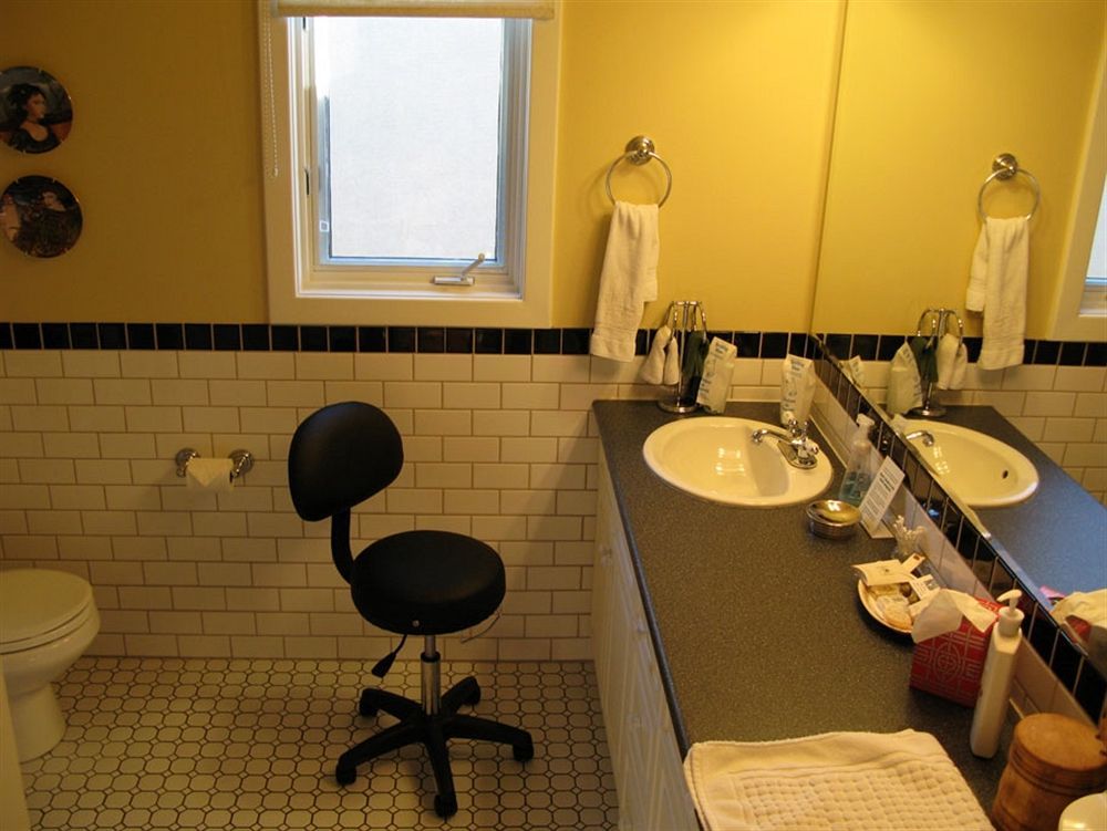Calgary Westways Guest House Bagian luar foto